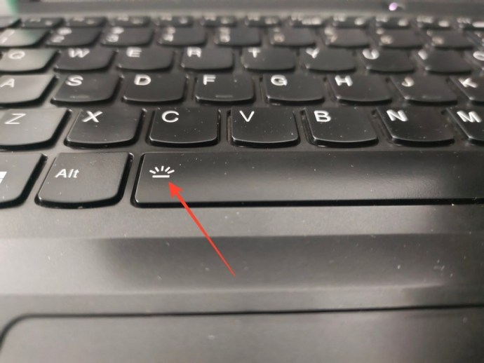 El botón de retroiluminación en un teclado.