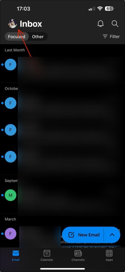 Interfaz de la aplicación móvil de Outlook que muestra el ícono de perfil enfocado resaltado en la esquina superior izquierda.