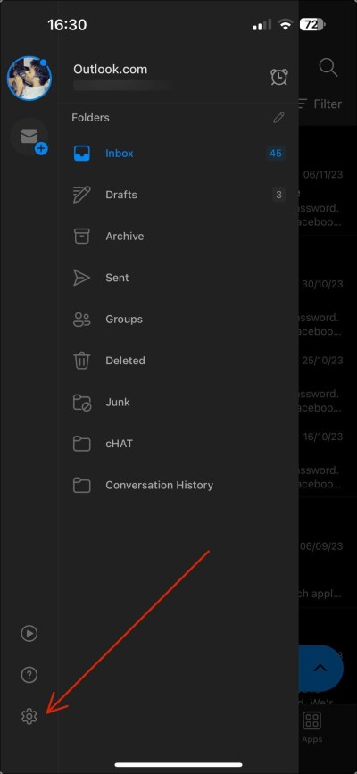 Barra lateral de la aplicación móvil de Outlook que resalta el ícono de configuración en la parte inferior.